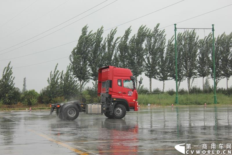 9月1日，以“全新升级·创富利器”为主题的2015中国重汽曼技术新斯太尔创富品鉴会，在河北衡水盛大举行。这是继邯郸、济宁站后，中国重汽再次携“创富者联盟”项目走进河北。图为：新斯太尔在雨中进行卡车漂移特技表演