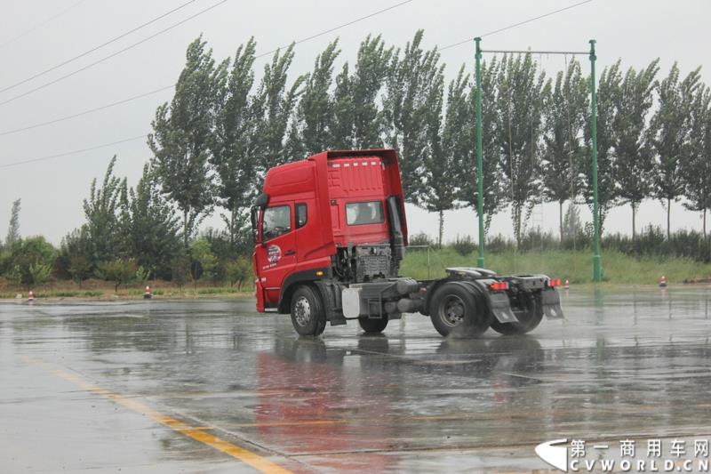 9月1日，以“全新升级·创富利器”为主题的2015中国重汽曼技术新斯太尔创富品鉴会，在河北衡水盛大举行。这是继邯郸、济宁站后，中国重汽再次携“创富者联盟”项目走进河北。图为：新斯太尔在雨中进行卡车漂移特技表演
