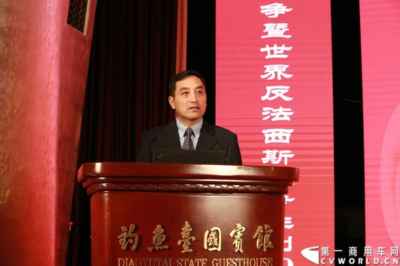 为进一步揭秘受阅客车的受阅历程和幕后故事，全方位展示安凯宝斯通客车的至臻品质，2015年9月9日，中国人民抗日战争暨世界反法西斯战争胜利70周年受阅客车安凯·宝斯通客户交流会在北京钓鱼台国宾馆盛大举办。图为：安凯客车董事长戴茂方致辞