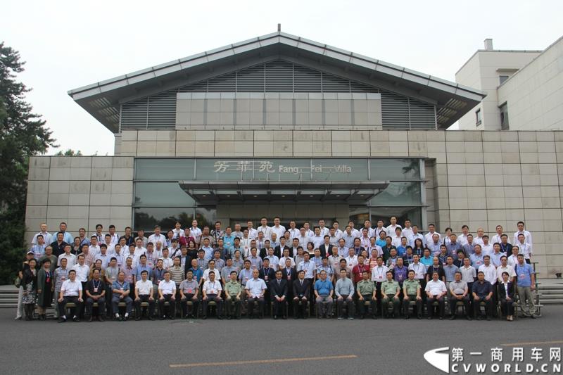 为进一步揭秘受阅客车的受阅历程和幕后故事，全方位展示安凯宝斯通客车的至臻品质，2015年9月9日，中国人民抗日战争暨世界反法西斯战争胜利70周年受阅客车安凯·宝斯通客户交流会在北京钓鱼台国宾馆盛大举办。图为：嘉宾合影
