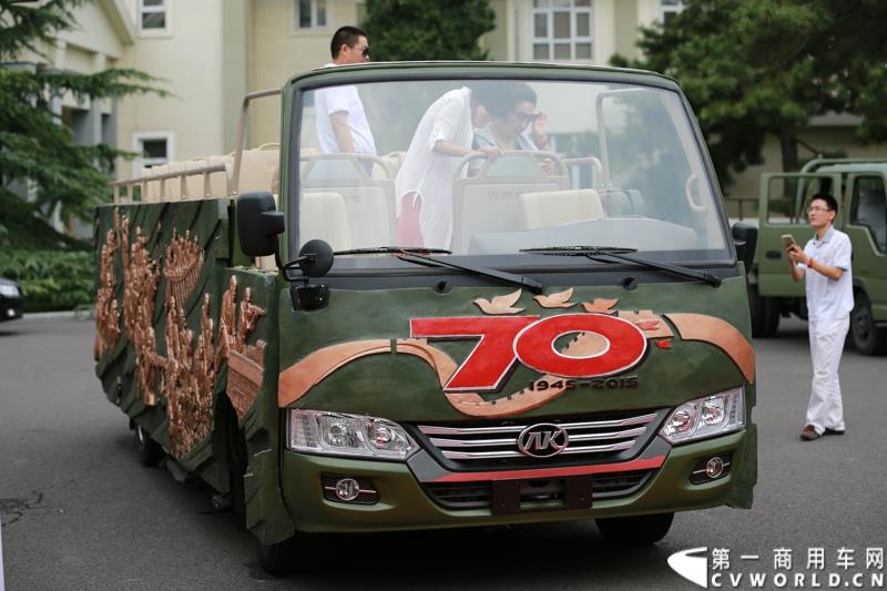 为进一步揭秘受阅客车的受阅历程和幕后故事，全方位展示安凯宝斯通客车的至臻品质，2015年9月9日，中国人民抗日战争暨世界反法西斯战争胜利70周年受阅客车安凯·宝斯通客户交流会在北京钓鱼台国宾馆盛大举办。图为：经过检阅的安凯宝斯通客车