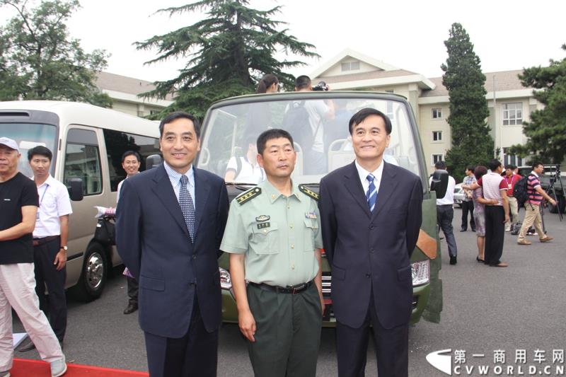 为进一步揭秘受阅客车的受阅历程和幕后故事，全方位展示安凯宝斯通客车的至臻品质，2015年9月9日，中国人民抗日战争暨世界反法西斯战争胜利70周年受阅客车安凯·宝斯通客户交流会在北京钓鱼台国宾馆盛大举办。图为：江淮汽车董事长安进、安凯客车董事长戴贸方与军方代表合影