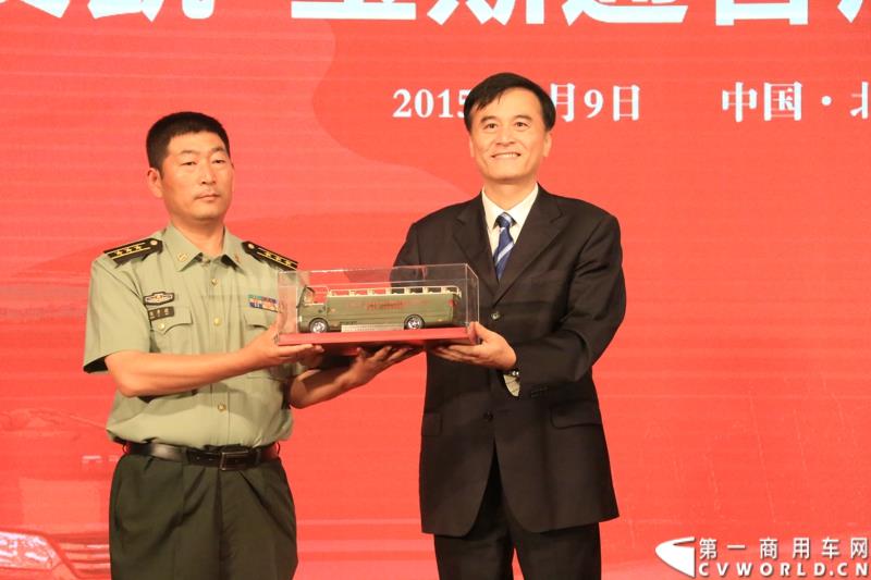 为进一步揭秘受阅客车的受阅历程和幕后故事，全方位展示安凯宝斯通客车的至臻品质，2015年9月9日，中国人民抗日战争暨世界反法西斯战争胜利70周年受阅客车安凯·宝斯通客户交流会在北京钓鱼台国宾馆盛大举办。图为：江淮汽车董事长安进向军方领导赠送阅兵车模