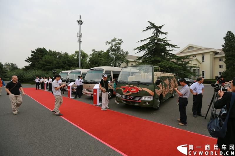 为进一步揭秘受阅客车的受阅历程和幕后故事，全方位展示安凯宝斯通客车的至臻品质，2015年9月9日，中国人民抗日战争暨世界反法西斯战争胜利70周年受阅客车安凯·宝斯通客户交流会在北京钓鱼台国宾馆盛大举办。图为：现场展车