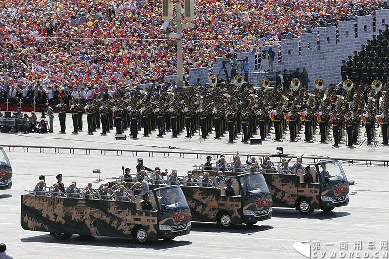 为进一步揭秘受阅客车的受阅历程和幕后故事，全方位展示安凯宝斯通客车的至臻品质，2015年9月9日，中国人民抗日战争暨世界反法西斯战争胜利70周年受阅客车安凯·宝斯通客户交流会在北京钓鱼台国宾馆盛大举办。图为：阅兵式上的安凯宝斯通