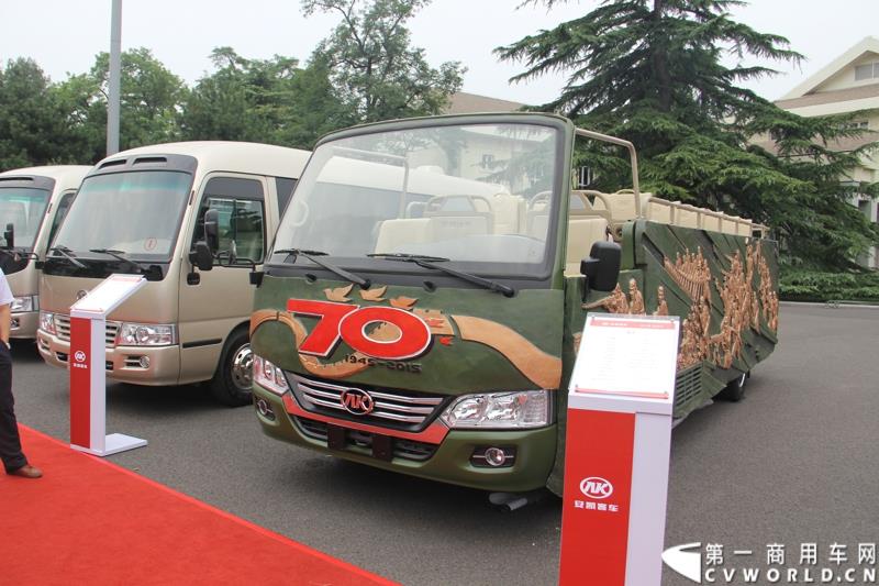 为进一步揭秘受阅客车的受阅历程和幕后故事，全方位展示安凯宝斯通客车的至臻品质，2015年9月9日，中国人民抗日战争暨世界反法西斯战争胜利70周年受阅客车安凯·宝斯通客户交流会在北京钓鱼台国宾馆盛大举办。图为：在9.3大阅兵仪式上搭载抗战老兵方阵受阅的敞篷版安凯宝斯通客车