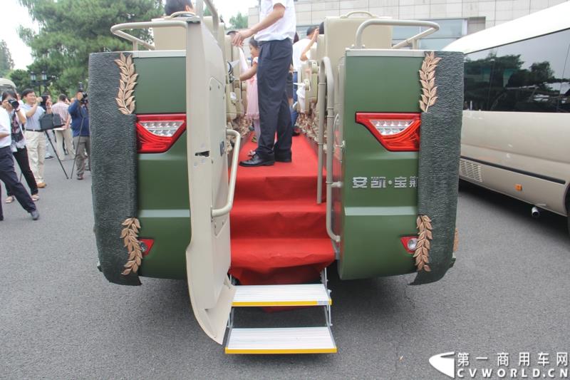 为进一步揭秘受阅客车的受阅历程和幕后故事，全方位展示安凯宝斯通客车的至臻品质，2015年9月9日，中国人民抗日战争暨世界反法西斯战争胜利70周年受阅客车安凯·宝斯通客户交流会在北京钓鱼台国宾馆盛大举办。图为：在9.3大阅兵仪式上搭载抗战老兵方阵受阅的敞篷版安凯宝斯通客车