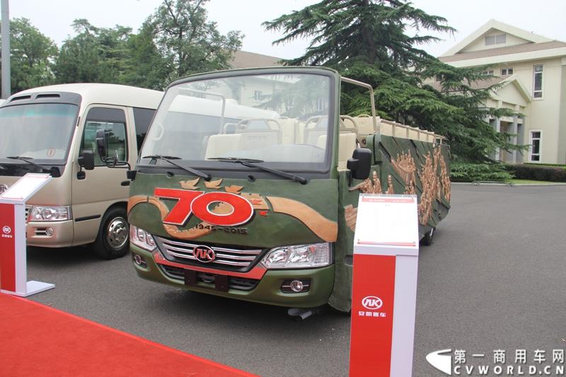 为进一步揭秘受阅客车的受阅历程和幕后故事，全方位展示安凯宝斯通客车的至臻品质，2015年9月9日，中国人民抗日战争暨世界反法西斯战争胜利70周年受阅客车安凯·宝斯通客户交流会在北京钓鱼台国宾馆盛大举办。图为：在9.3大阅兵仪式上搭载抗战老兵方阵受阅的敞篷版安凯宝斯通客车