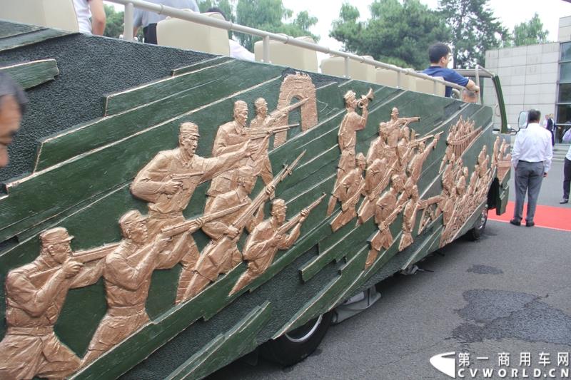 为进一步揭秘受阅客车的受阅历程和幕后故事，全方位展示安凯宝斯通客车的至臻品质，2015年9月9日，中国人民抗日战争暨世界反法西斯战争胜利70周年受阅客车安凯·宝斯通客户交流会在北京钓鱼台国宾馆盛大举办。图为：在9.3大阅兵仪式上搭载抗战老兵方阵受阅的敞篷版安凯宝斯通客车