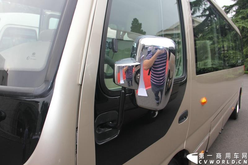 为进一步揭秘受阅客车的受阅历程和幕后故事，全方位展示安凯宝斯通客车的至臻品质，2015年9月9日，中国人民抗日战争暨世界反法西斯战争胜利70周年受阅客车安凯·宝斯通客户交流会在北京钓鱼台国宾馆盛大举办。图为：安凯宝斯通2016款HFF6707KGE4FB