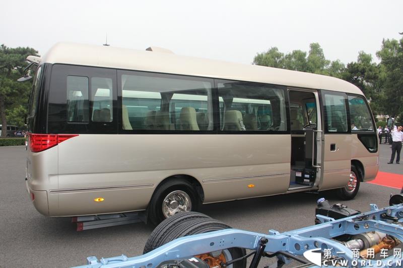 为进一步揭秘受阅客车的受阅历程和幕后故事，全方位展示安凯宝斯通客车的至臻品质，2015年9月9日，中国人民抗日战争暨世界反法西斯战争胜利70周年受阅客车安凯·宝斯通客户交流会在北京钓鱼台国宾馆盛大举办。图为：安凯宝斯通2016款HFF6707KGE4FB