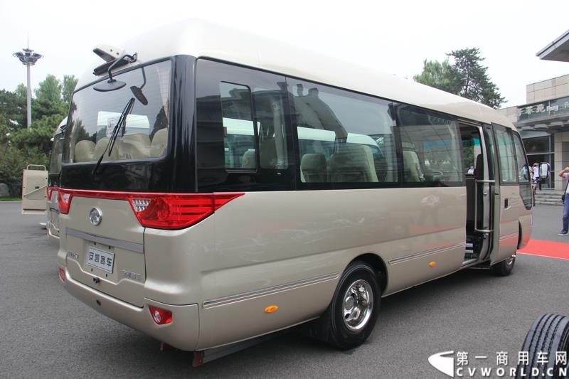 为进一步揭秘受阅客车的受阅历程和幕后故事，全方位展示安凯宝斯通客车的至臻品质，2015年9月9日，中国人民抗日战争暨世界反法西斯战争胜利70周年受阅客车安凯·宝斯通客户交流会在北京钓鱼台国宾馆盛大举办。图为：安凯宝斯通2016款HFF6707KGE4FB