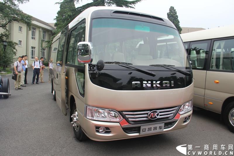 为进一步揭秘受阅客车的受阅历程和幕后故事，全方位展示安凯宝斯通客车的至臻品质，2015年9月9日，中国人民抗日战争暨世界反法西斯战争胜利70周年受阅客车安凯·宝斯通客户交流会在北京钓鱼台国宾馆盛大举办。图为：安凯宝斯通2016款HFF6707KGE4FB