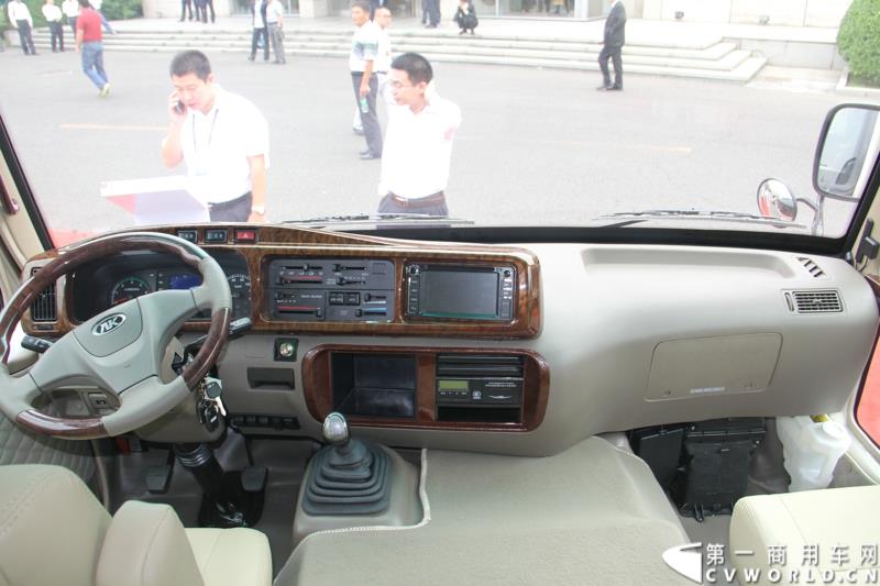 为进一步揭秘受阅客车的受阅历程和幕后故事，全方位展示安凯宝斯通客车的至臻品质，2015年9月9日，中国人民抗日战争暨世界反法西斯战争胜利70周年受阅客车安凯·宝斯通客户交流会在北京钓鱼台国宾馆盛大举办。图为：安凯宝斯通2016款HFF6707KGE4FB