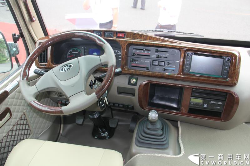 为进一步揭秘受阅客车的受阅历程和幕后故事，全方位展示安凯宝斯通客车的至臻品质，2015年9月9日，中国人民抗日战争暨世界反法西斯战争胜利70周年受阅客车安凯·宝斯通客户交流会在北京钓鱼台国宾馆盛大举办。图为：安凯宝斯通2016款HFF6707KGE4FB