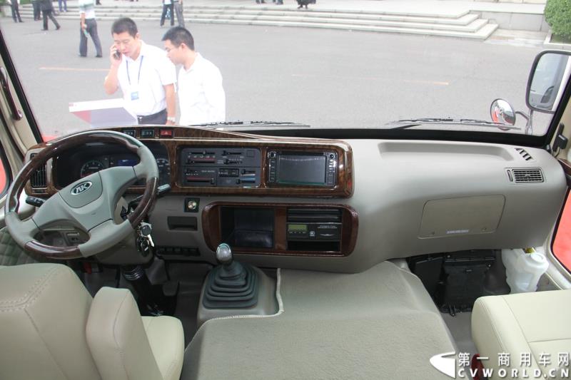 为进一步揭秘受阅客车的受阅历程和幕后故事，全方位展示安凯宝斯通客车的至臻品质，2015年9月9日，中国人民抗日战争暨世界反法西斯战争胜利70周年受阅客车安凯·宝斯通客户交流会在北京钓鱼台国宾馆盛大举办。图为：安凯宝斯通2016款HFF6707KGE4FB