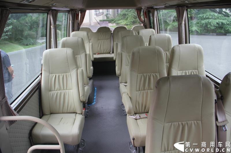 为进一步揭秘受阅客车的受阅历程和幕后故事，全方位展示安凯宝斯通客车的至臻品质，2015年9月9日，中国人民抗日战争暨世界反法西斯战争胜利70周年受阅客车安凯·宝斯通客户交流会在北京钓鱼台国宾馆盛大举办。图为：安凯宝斯通2016款HFF6707KGE4FB