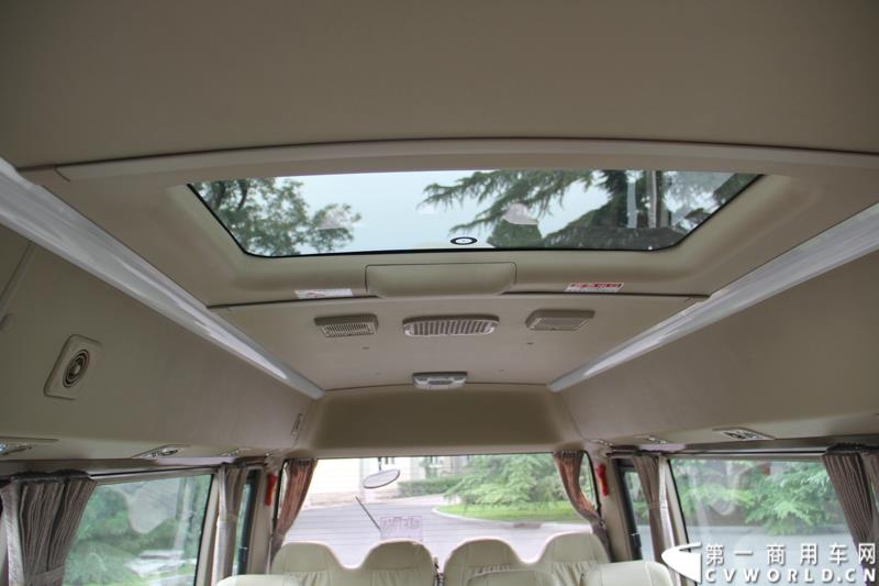 为进一步揭秘受阅客车的受阅历程和幕后故事，全方位展示安凯宝斯通客车的至臻品质，2015年9月9日，中国人民抗日战争暨世界反法西斯战争胜利70周年受阅客车安凯·宝斯通客户交流会在北京钓鱼台国宾馆盛大举办。图为：安凯宝斯通2016款HFF6707KGE4FB