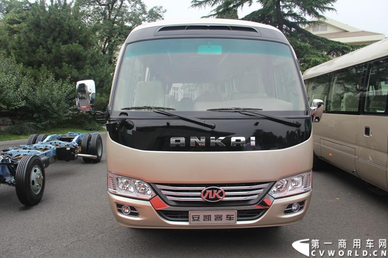 为进一步揭秘受阅客车的受阅历程和幕后故事，全方位展示安凯宝斯通客车的至臻品质，2015年9月9日，中国人民抗日战争暨世界反法西斯战争胜利70周年受阅客车安凯·宝斯通客户交流会在北京钓鱼台国宾馆盛大举办。图为：安凯宝斯通2016款HFF6707KGE4FB