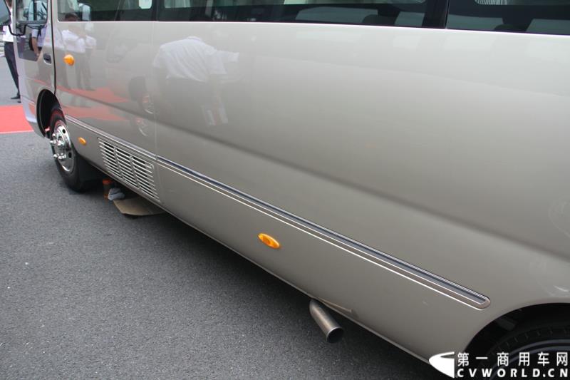 为进一步揭秘受阅客车的受阅历程和幕后故事，全方位展示安凯宝斯通客车的至臻品质，2015年9月9日，中国人民抗日战争暨世界反法西斯战争胜利70周年受阅客车安凯·宝斯通客户交流会在北京钓鱼台国宾馆盛大举办。图为：安凯宝斯通2016款HFF6707KGE4FB