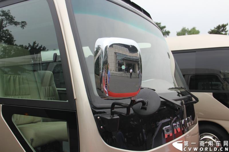 为进一步揭秘受阅客车的受阅历程和幕后故事，全方位展示安凯宝斯通客车的至臻品质，2015年9月9日，中国人民抗日战争暨世界反法西斯战争胜利70周年受阅客车安凯·宝斯通客户交流会在北京钓鱼台国宾馆盛大举办。图为：安凯宝斯通2016款HFF6707KGE4FB