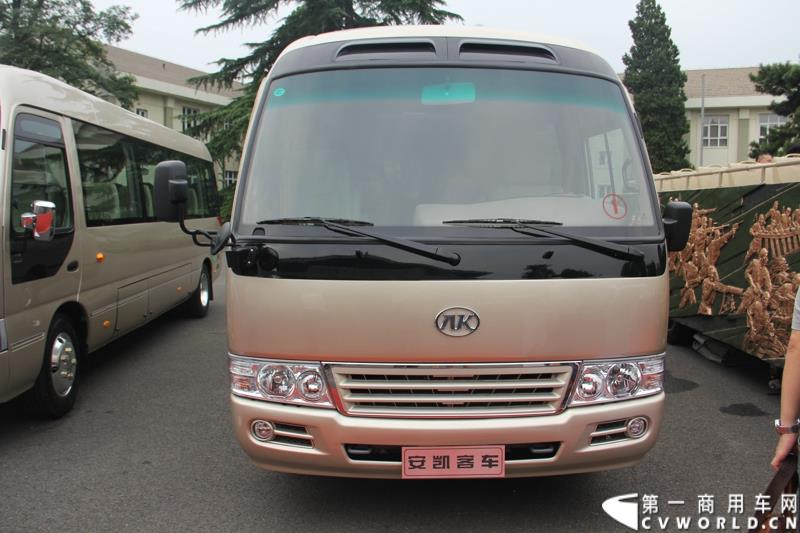 为进一步揭秘受阅客车的受阅历程和幕后故事，全方位展示安凯宝斯通客车的至臻品质，2015年9月9日，中国人民抗日战争暨世界反法西斯战争胜利70周年受阅客车安凯·宝斯通客户交流会在北京钓鱼台国宾馆盛大举办。图为：安凯宝斯通HFC6700JK4公商务客车