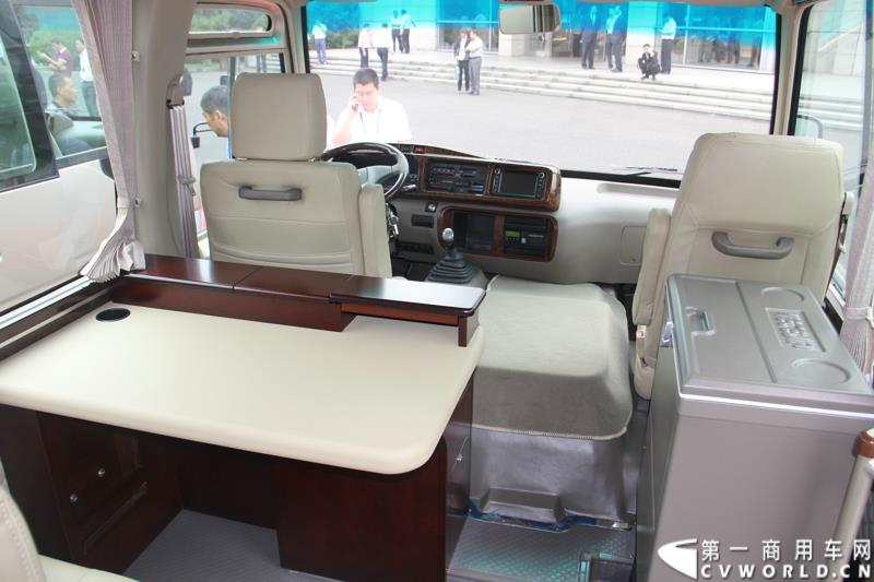 为进一步揭秘受阅客车的受阅历程和幕后故事，全方位展示安凯宝斯通客车的至臻品质，2015年9月9日，中国人民抗日战争暨世界反法西斯战争胜利70周年受阅客车安凯·宝斯通客户交流会在北京钓鱼台国宾馆盛大举办。图为：安凯宝斯通2016款HFF6707KGE4FB