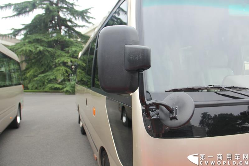 为进一步揭秘受阅客车的受阅历程和幕后故事，全方位展示安凯宝斯通客车的至臻品质，2015年9月9日，中国人民抗日战争暨世界反法西斯战争胜利70周年受阅客车安凯·宝斯通客户交流会在北京钓鱼台国宾馆盛大举办。图为：安凯宝斯通HFC6700JK4公商务客车