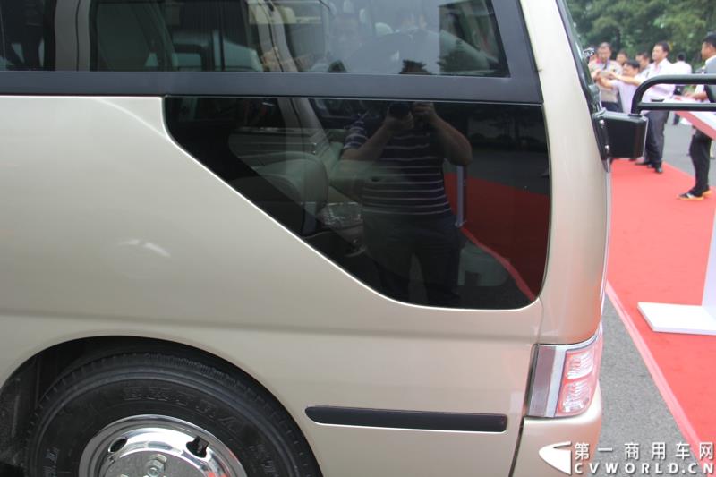 为进一步揭秘受阅客车的受阅历程和幕后故事，全方位展示安凯宝斯通客车的至臻品质，2015年9月9日，中国人民抗日战争暨世界反法西斯战争胜利70周年受阅客车安凯·宝斯通客户交流会在北京钓鱼台国宾馆盛大举办。图为：安凯宝斯通HFC6700JK4公商务客车