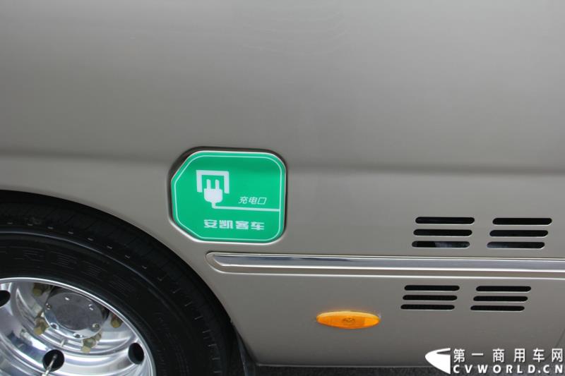 为进一步揭秘受阅客车的受阅历程和幕后故事，全方位展示安凯宝斯通客车的至臻品质，2015年9月9日，中国人民抗日战争暨世界反法西斯战争胜利70周年受阅客车安凯·宝斯通客户交流会在北京钓鱼台国宾馆盛大举办。图为：安凯宝斯通HFF6707BEV纯电动客车 