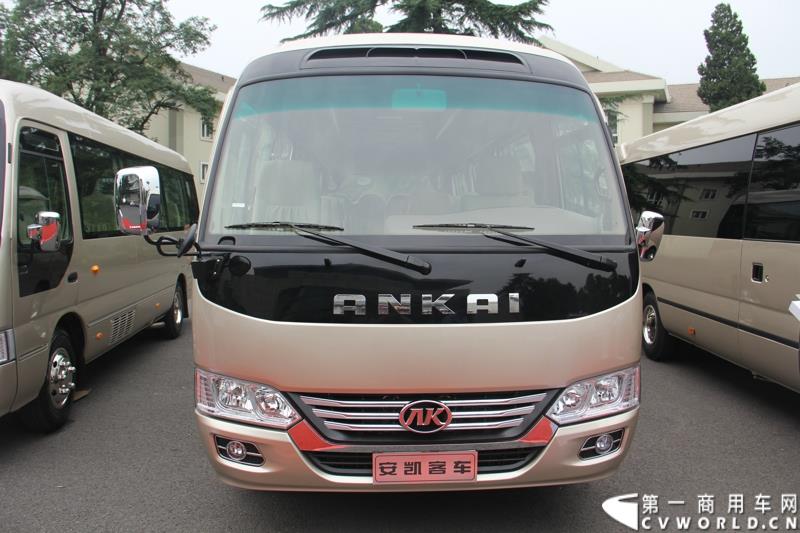 为进一步揭秘受阅客车的受阅历程和幕后故事，全方位展示安凯宝斯通客车的至臻品质，2015年9月9日，中国人民抗日战争暨世界反法西斯战争胜利70周年受阅客车安凯·宝斯通客户交流会在北京钓鱼台国宾馆盛大举办。图为：安凯宝斯通HFF6707BEV纯电动客车 