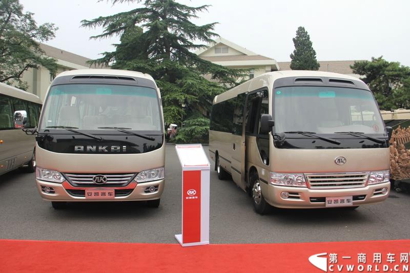 为进一步揭秘受阅客车的受阅历程和幕后故事，全方位展示安凯宝斯通客车的至臻品质，2015年9月9日，中国人民抗日战争暨世界反法西斯战争胜利70周年受阅客车安凯·宝斯通客户交流会在北京钓鱼台国宾馆盛大举办。图为：安凯宝斯通客车