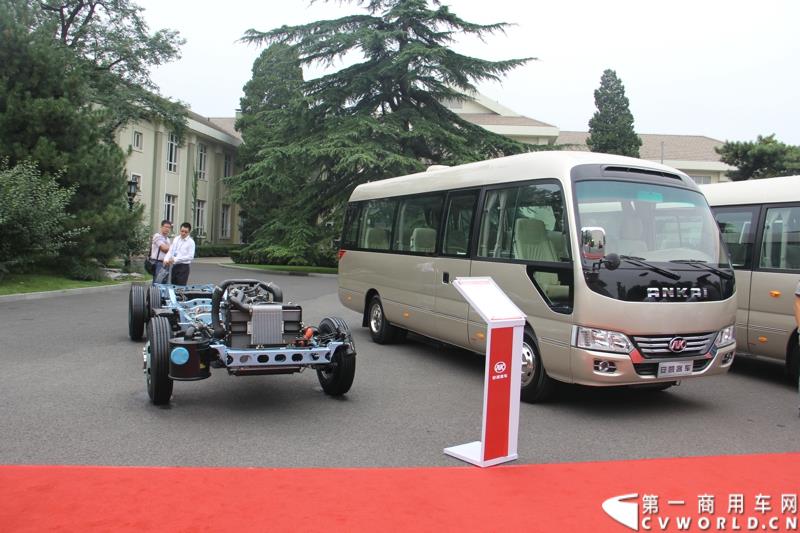 为进一步揭秘受阅客车的受阅历程和幕后故事，全方位展示安凯宝斯通客车的至臻品质，2015年9月9日，中国人民抗日战争暨世界反法西斯战争胜利70周年受阅客车安凯·宝斯通客户交流会在北京钓鱼台国宾馆盛大举办。图为：安凯宝斯通客车底盘 