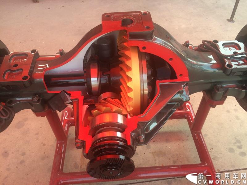 8月21日，中国重汽曼技术新斯太尔创富品鉴会在山东省济宁市盛大开幕，中国重汽为济宁用户带来了全新升级的斯太尔产品。活动现场斩获126台订单。图为：MAN技术驱动桥