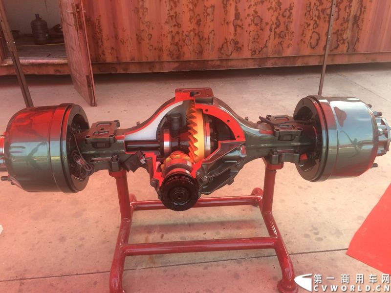 8月21日，中国重汽曼技术新斯太尔创富品鉴会在山东省济宁市盛大开幕，中国重汽为济宁用户带来了全新升级的斯太尔产品。活动现场斩获126台订单。图为：MAN技术驱动桥