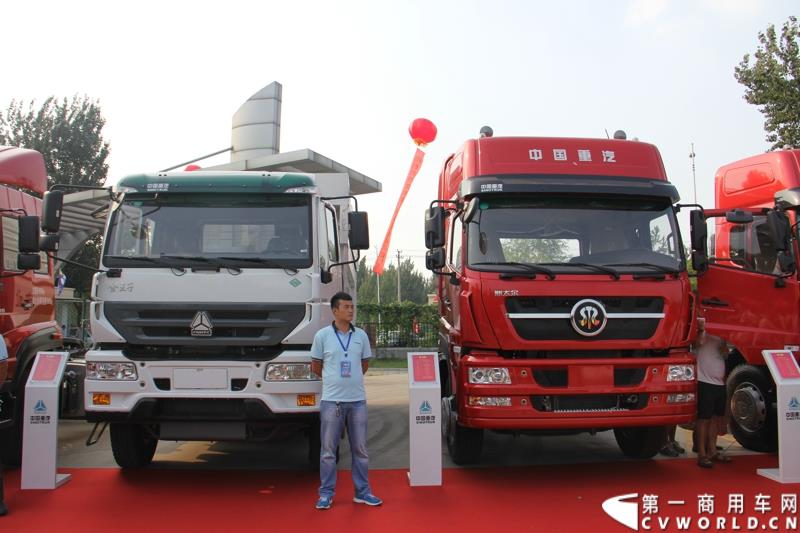 8月21日，中国重汽曼技术新斯太尔创富品鉴会在山东省济宁市盛大开幕，中国重汽为济宁用户带来了全新升级的斯太尔产品。活动现场斩获126台订单。图为：金王子和D7B