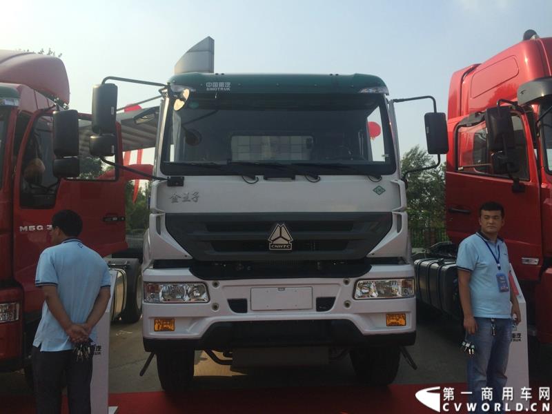 8月21日，中国重汽曼技术新斯太尔创富品鉴会在山东省济宁市盛大开幕，中国重汽为济宁用户带来了全新升级的斯太尔产品。活动现场斩获126台订单。图为：金王子中重卡