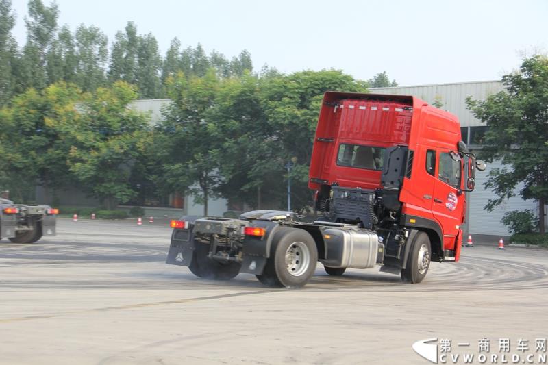 8月21日，中国重汽曼技术新斯太尔创富品鉴会在山东省济宁市盛大开幕，中国重汽为济宁用户带来了全新升级的斯太尔产品。活动现场斩获126台订单。图为：卡车漂移