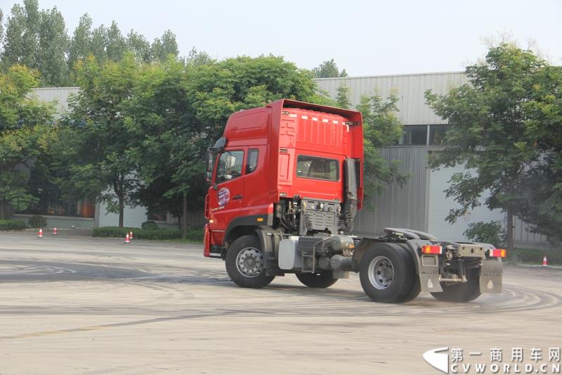 8月21日，中国重汽曼技术新斯太尔创富品鉴会在山东省济宁市盛大开幕，中国重汽为济宁用户带来了全新升级的斯太尔产品。活动现场斩获126台订单。图为：卡车漂移