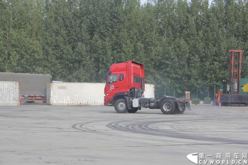 8月21日，中国重汽曼技术新斯太尔创富品鉴会在山东省济宁市盛大开幕，中国重汽为济宁用户带来了全新升级的斯太尔产品。活动现场斩获126台订单。图为：卡车漂移