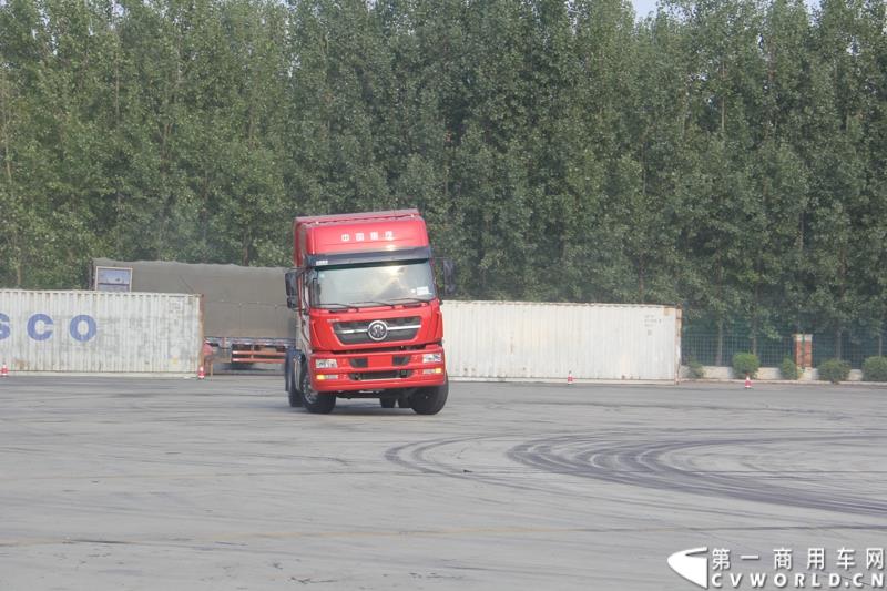 8月21日，中国重汽曼技术新斯太尔创富品鉴会在山东省济宁市盛大开幕，中国重汽为济宁用户带来了全新升级的斯太尔产品。活动现场斩获126台订单。图为：卡车漂移