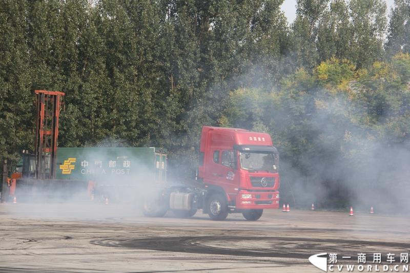 8月21日，中国重汽曼技术新斯太尔创富品鉴会在山东省济宁市盛大开幕，中国重汽为济宁用户带来了全新升级的斯太尔产品。活动现场斩获126台订单。图为：卡车漂移