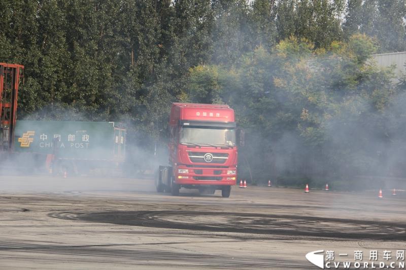 8月21日，中国重汽曼技术新斯太尔创富品鉴会在山东省济宁市盛大开幕，中国重汽为济宁用户带来了全新升级的斯太尔产品。活动现场斩获126台订单。图为：卡车漂移