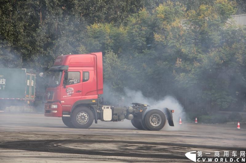 8月21日，中国重汽曼技术新斯太尔创富品鉴会在山东省济宁市盛大开幕，中国重汽为济宁用户带来了全新升级的斯太尔产品。活动现场斩获126台订单。图为：卡车漂移