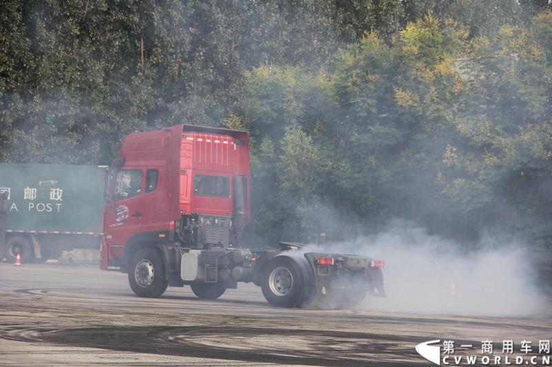 8月21日，中国重汽曼技术新斯太尔创富品鉴会在山东省济宁市盛大开幕，中国重汽为济宁用户带来了全新升级的斯太尔产品。活动现场斩获126台订单。图为：卡车漂移