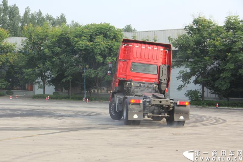 8月21日，中国重汽曼技术新斯太尔创富品鉴会在山东省济宁市盛大开幕，中国重汽为济宁用户带来了全新升级的斯太尔产品。活动现场斩获126台订单。图为：卡车漂移