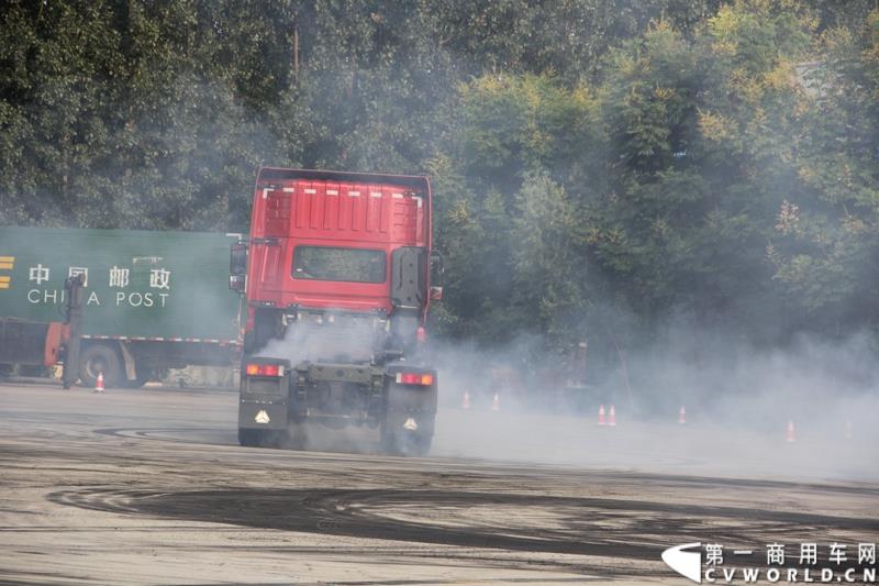 8月21日，中国重汽曼技术新斯太尔创富品鉴会在山东省济宁市盛大开幕，中国重汽为济宁用户带来了全新升级的斯太尔产品。活动现场斩获126台订单。图为：卡车漂移