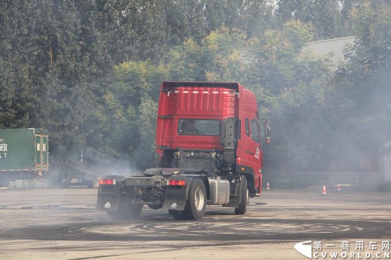 8月21日，中国重汽曼技术新斯太尔创富品鉴会在山东省济宁市盛大开幕，中国重汽为济宁用户带来了全新升级的斯太尔产品。活动现场斩获126台订单。图为：卡车漂移