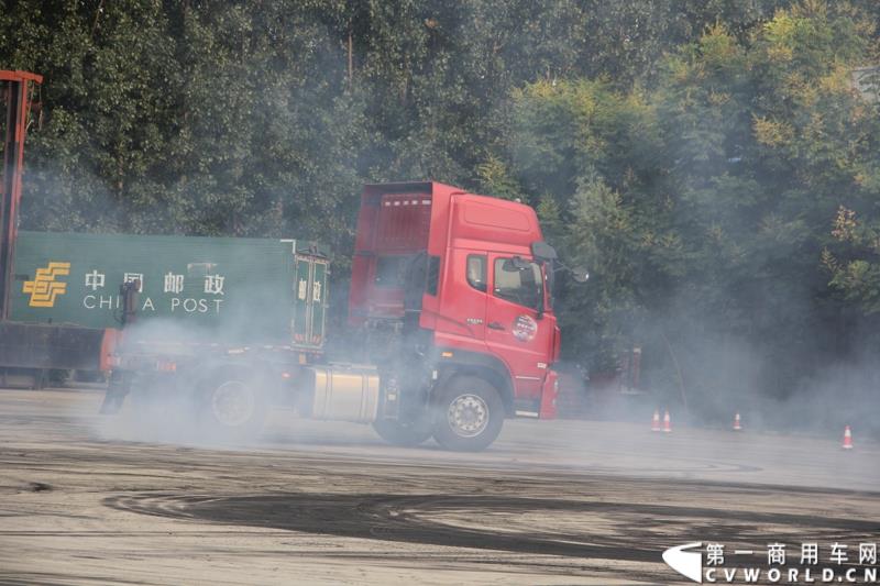 8月21日，中国重汽曼技术新斯太尔创富品鉴会在山东省济宁市盛大开幕，中国重汽为济宁用户带来了全新升级的斯太尔产品。活动现场斩获126台订单。图为：卡车漂移