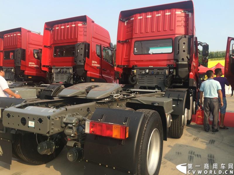 8月21日，中国重汽曼技术新斯太尔创富品鉴会在山东省济宁市盛大开幕，中国重汽为济宁用户带来了全新升级的斯太尔产品。活动现场斩获126台订单。图为：斯太尔7B重卡